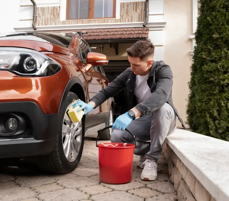 Lavage auto à domicile Cherves-Châtelars : professionnel intervenant sur un véhicule